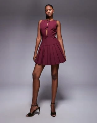 Exclusivité - Kaiia - Robe courte à ourlet plissé avec découpes et détails nœuds - Bordeaux