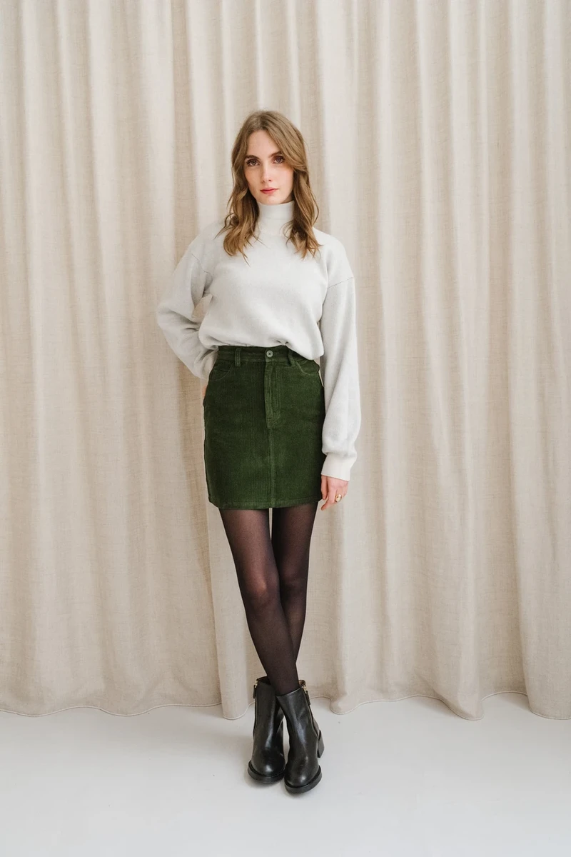 Jupe courte velours en coton bio | vert foncé "bottle green corduroy marsha skirt" Thinking Mu