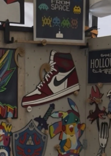 Décoration artisanale en bois basket nike