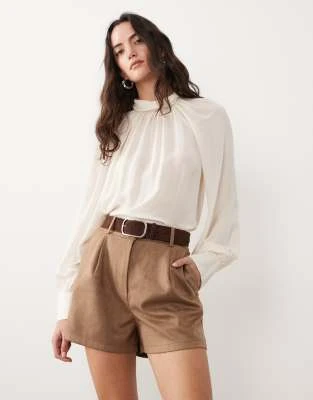 Mango - Blouse à manches longues et col montant avec volants au dos - Crème