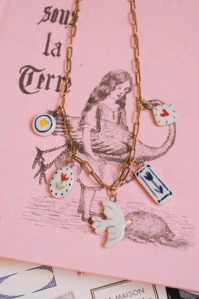 Collier à breloques en céramique artisanale