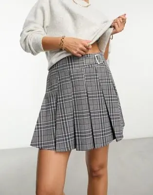 ASOS DESIGN - Mini-jupe plissée style kilt à carreaux avec boucle - Gris
