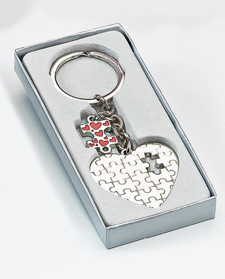 llavero de corazón doble metálico con grabado de puzzle para detalles