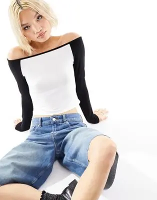 ASOS DESIGN - Top à épaules dénudées et manches contrastantes - Ivoire