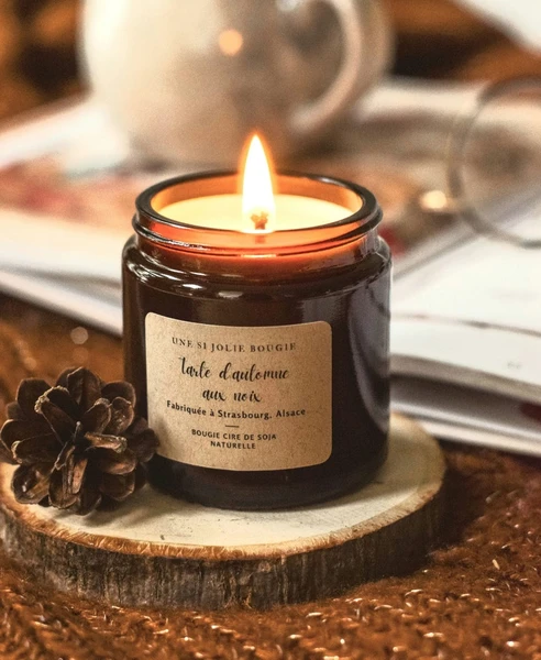 Tarte d'automne aux noix. Bougie artisanale parfumée à la cire de soja naturelle.