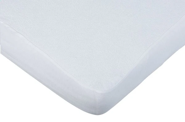 Le protège-matelas antibactérien pour parc de Dreambee Essentials est imperméable et respirant.