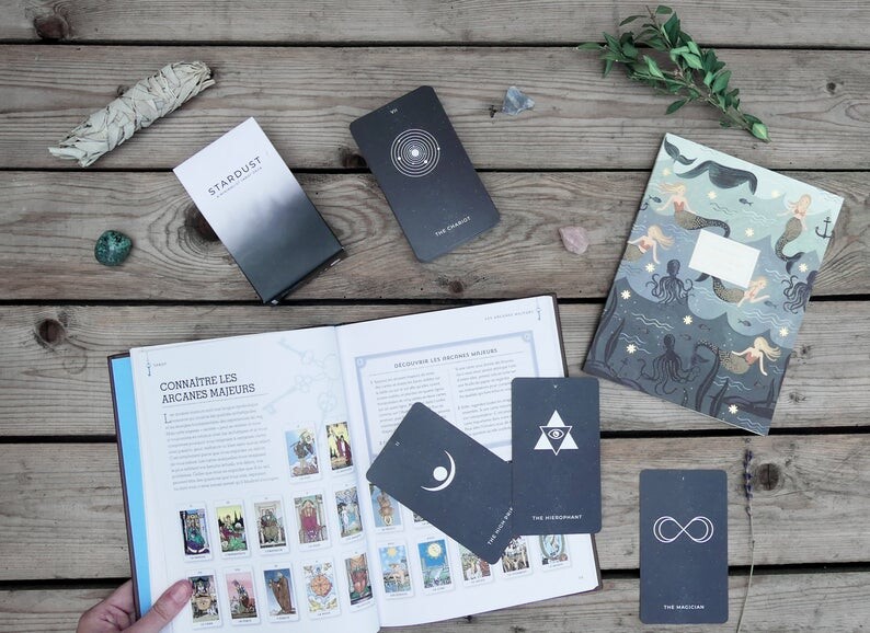 STARDUST a minimalist Tarot Deck