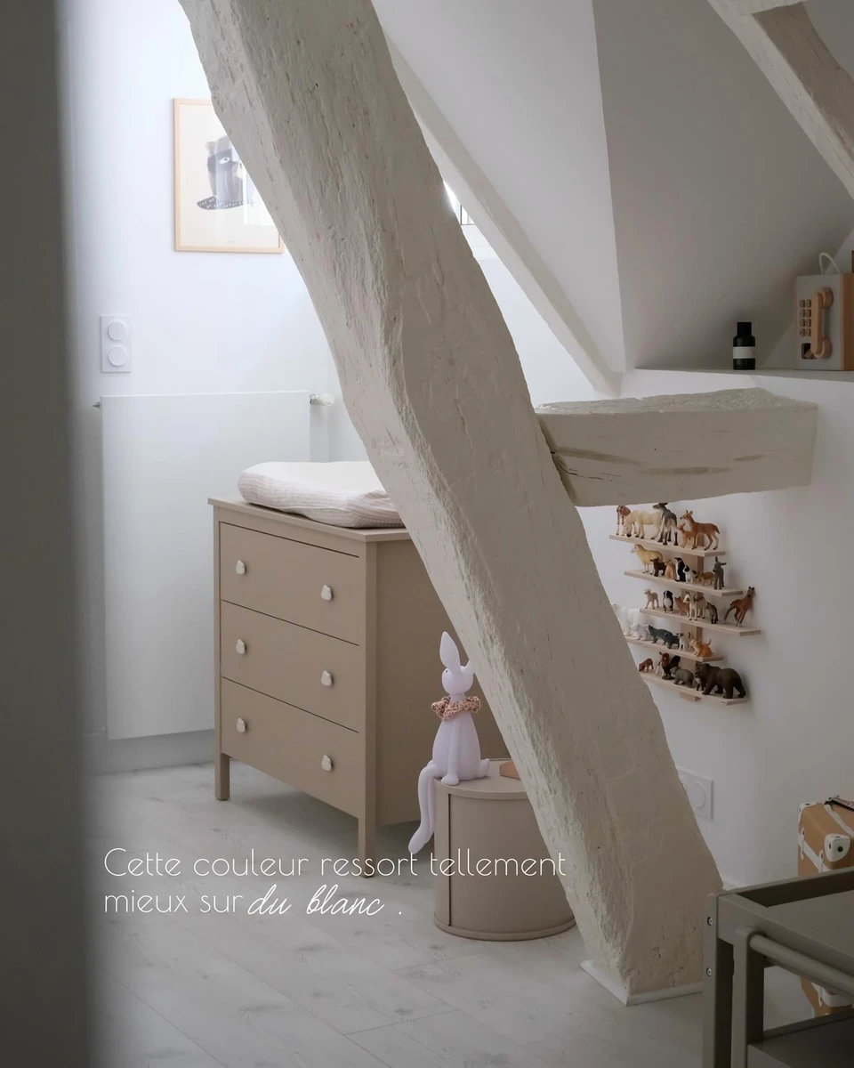 𝗢𝗽𝗵𝗲́𝗹𝗶𝗲 sur Instagram: "À 32 ans, je viens pour la première fois de repeindre un meuble (Y’es #imsoproud 😎)
J’avais comme projet d’acheter un nouveau meuble pour la chambre de Léon. Je ne pouvais plus me voir ce meuble modèle Koppang de chez #ikea (mais quand j’ai vu les prix … 💸 voilà voilà 🤓)
Du coup la meilleure et la plus rentable des solutions : « PIMPER » ce meuble ✨ et honnêtement avec le kit de chez @eleonoredeco rien de plus simple #easyquoi !
Du coup ? « C’est moi qu’est fait toute seule » 😏
Vous aimez ?"