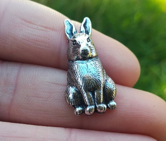 Broche Pin&#39;s Lapin en Laiton Argenté, Broche Animaux Art Nouveau, Lapin Alice, Broche Animaux de la Forêt, Broche Enfant, Broche Lièvre