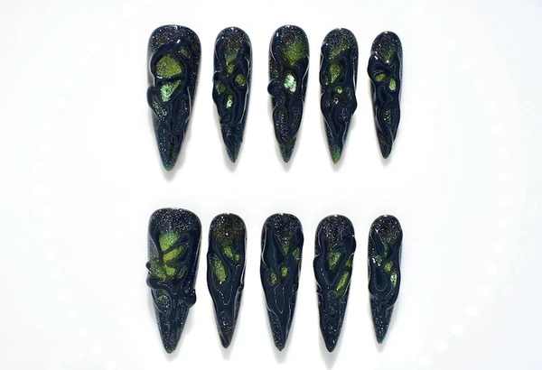 Ongles gothiques faits main personnalisés | Texture chrome noir | Design scintillant vert | Ensemble de presse à talons aiguilles longs