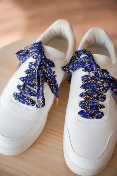 Lacets bleus et jaunes plumetis dorés