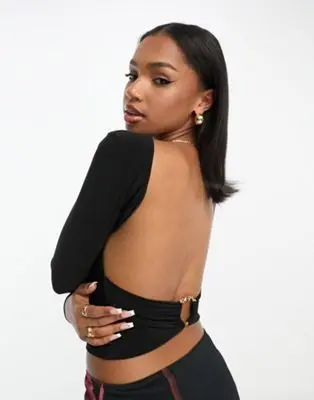 ASOS DESIGN - Top dos nu à encolure bateau et manches longues avec détail en métal - Noir