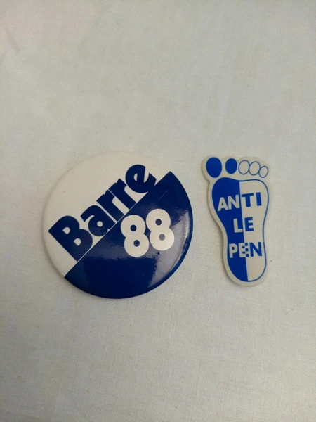 Lot de deux pin's bleu vintage thème politique