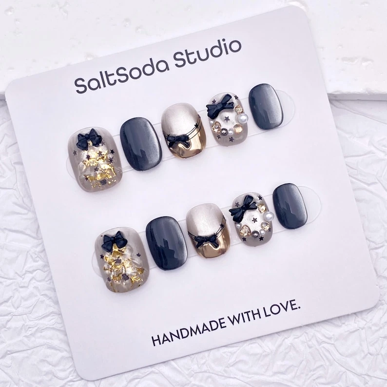 Ongles à presser pour Noël fait main : oeil de chat noir, rond court, pointe dorée