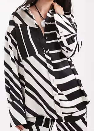 4th & Reckless - Chemise d'ensemble satinée avec manchettes larges - Noir et blanc imprimé
