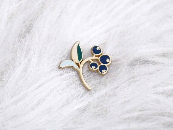 Pin&#39;s baies myrtilles - pin&#39;s émaillé nature - pins fruit - broche - pin&#39;s métal émail et or - doré - accessoire et cadeau femme - bijou