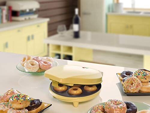 Bestron Appareil à Donuts au Design Rétro, Sweet Dreams, Revêtement Anti-Adhésif, 700 Watts, Couleur: Jaune