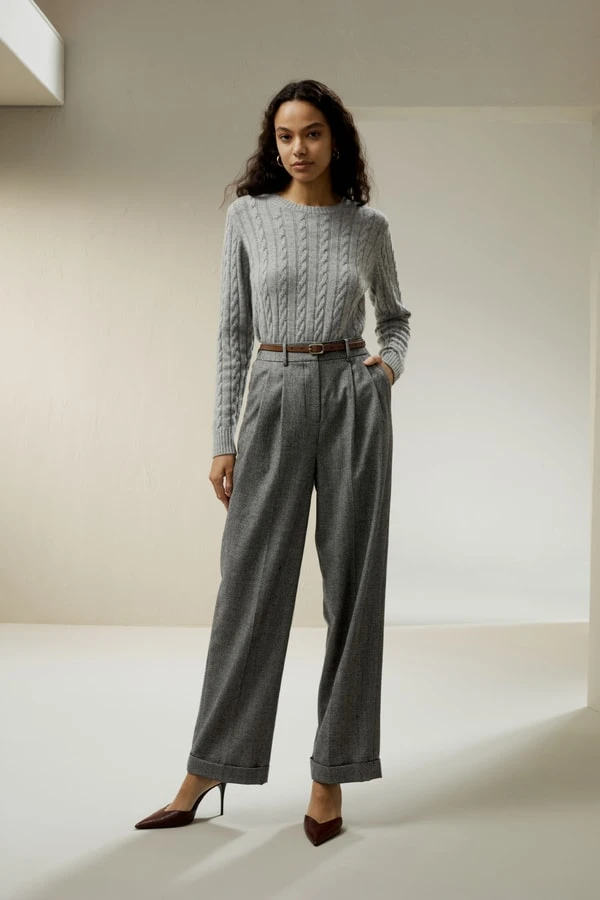 Pull en maille torsadée classique avec bords côtelés