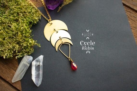 Pendentif Cycle Lune couleur Rubis (pendent verre rouge, demies-lunes, Laiton, bohème fait main,doré, géométrique, suspendu), idée cadeau.
