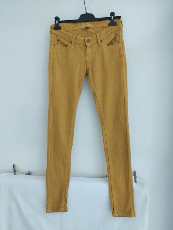 Pantalones de color mostaza de Bershka