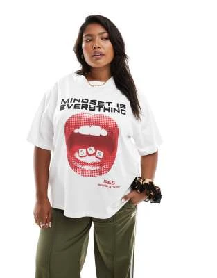 Exclusivité - Renee Studio x Holly Wynne - T-shirt à imprimé Mindset is Everything et motif bouche - Blanc