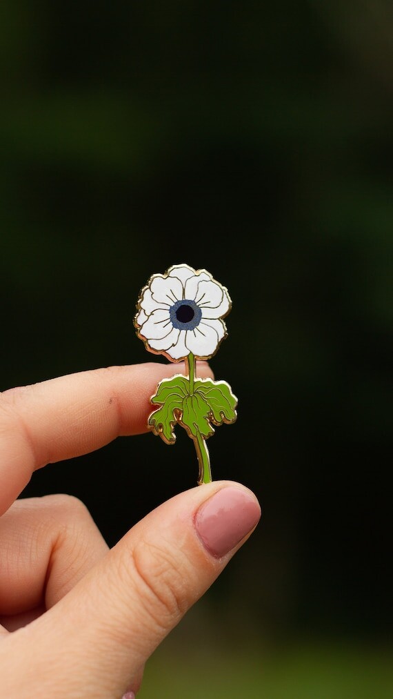 Épingle en émail d’anémone blanche, Cadeau d’anémone blanche, Épingle d’amoureux des fleurs, Insigne d’anémone blanche, Épingle à broche d’anémone blanche, Accessoire botanique