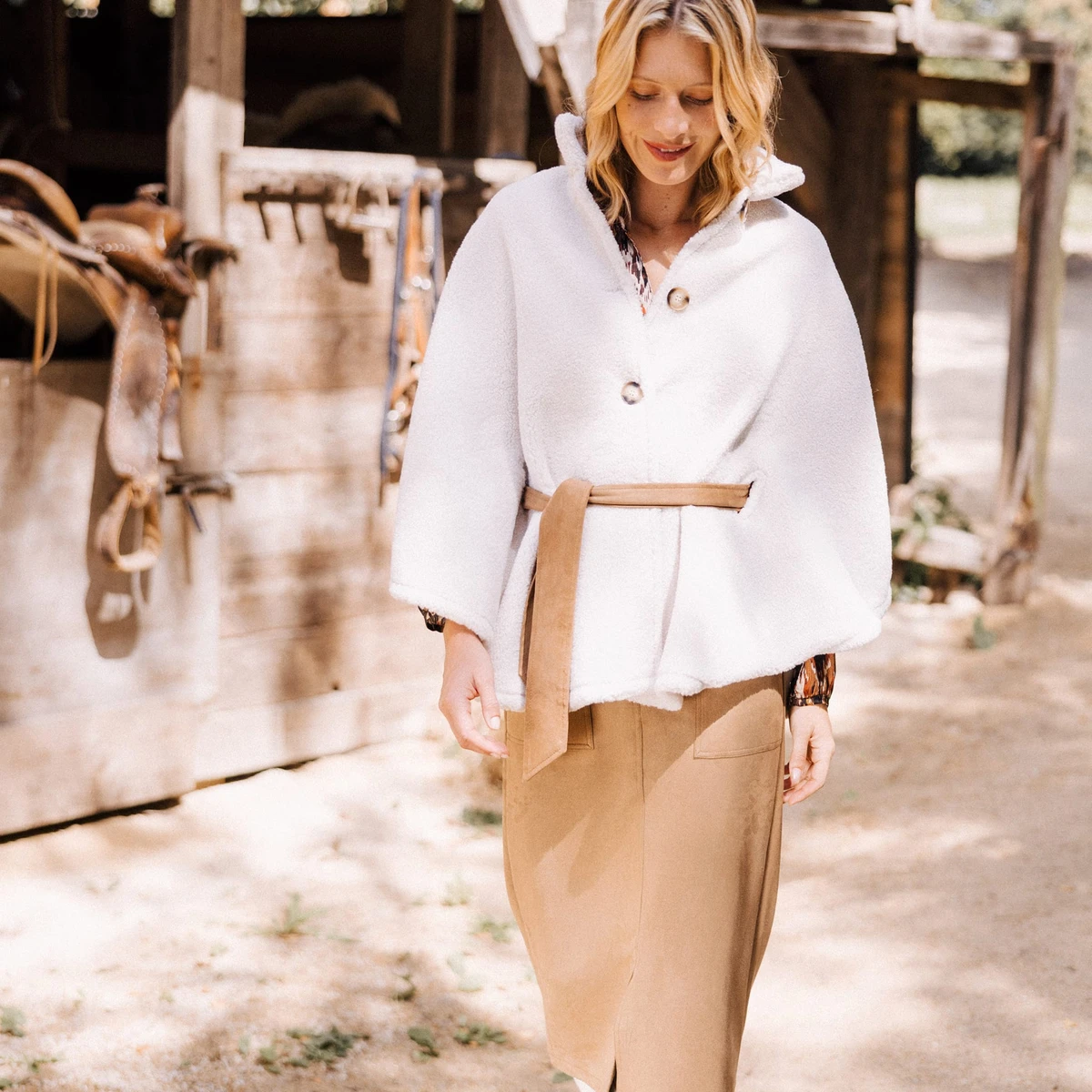 Poncho boutonné ceinturé ecru femme