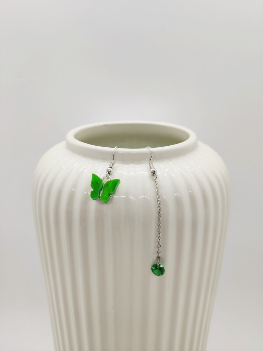 Boucles d'oreilles irrégulières avec papillon vert et pierre en acrylique en suspens