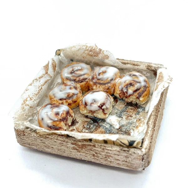 Magnet - Miniature tray with cinnamon roll in polymer clay/handmade for refrigerator OR dollhouse