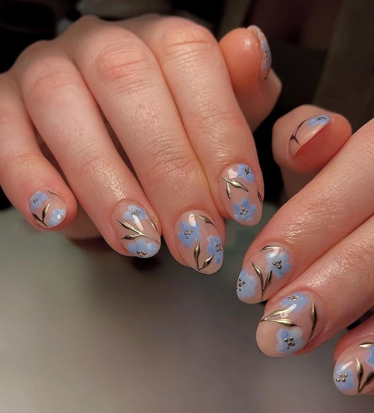 Fleurs printanières peintes à la main sur les ongles : décorations d'ongles en gel personnalisées