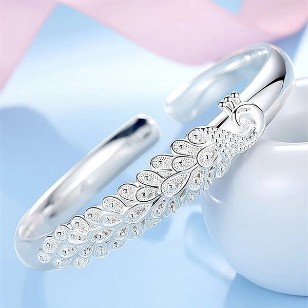 Bracelet en argent avec un motif de paon