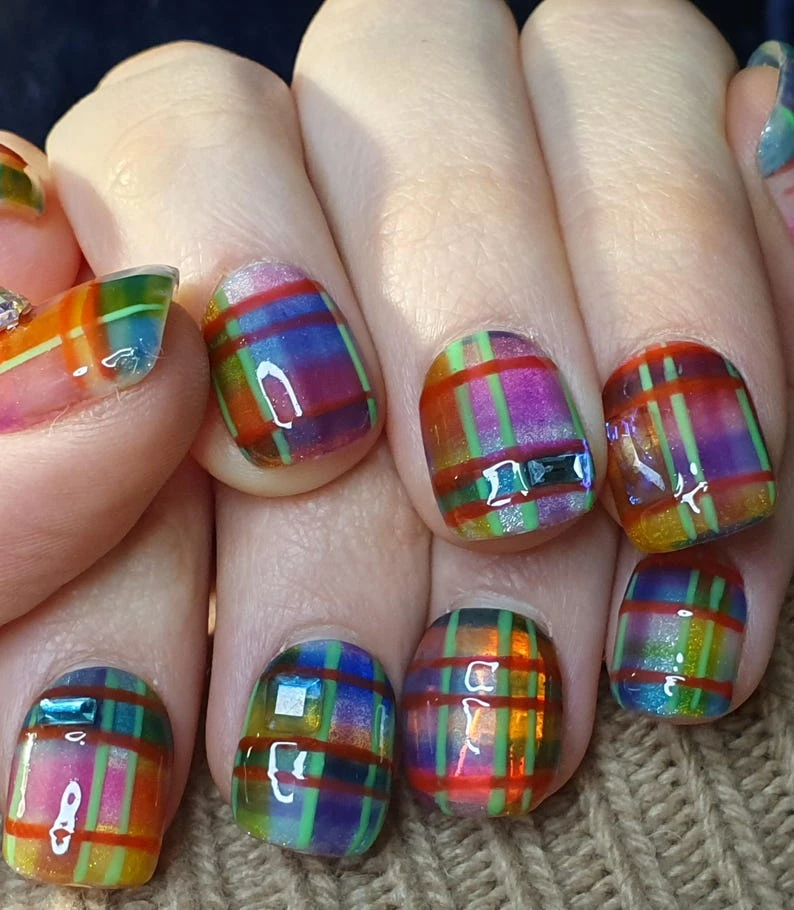 Plaid arc-en-ciel PressOns sur des yeux de chat scintillants. carré court/ovale court