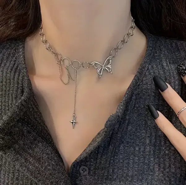 Collier avec pendentif papillon style Y2K