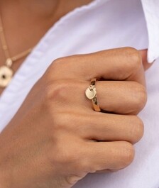 Bague fine médaille suspendue en plaqué or - L'Atelier d'Amaya