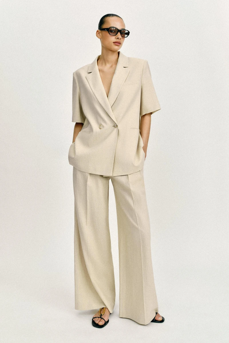 VESTE À BOUTONNAGE CROISÉ EN LIN ET MANCHES COURTES