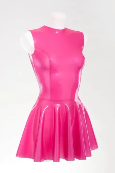 Robe ajustée et évasée en latex très sexy