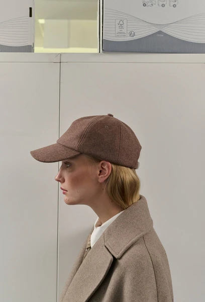 Casquette contenant de la laine