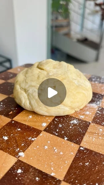 Kyria Nichelatti on Instagram: "Une astuce VREUUUMENT incroyable 😻 rapide, sans beurre, sans lactose et prête à l’emploi ✨Ingrédients pour 1 pâte brisée- 250gr de farine- 100ml d’eau tiède- 60ml d’huile d’olive- 1 pincée de selSecoue bien FORT c’est ça l’astuce. Racle les bords, Rassemble ta pâte, malaxe un peu et il y a plus qu’à étaler 🦦Pour une cuisson à vide moi j’ai mis 35min à 180 🦦En version pâte sucrée tu rajoutes juste 3 c a s de sucre et tu remplaces d’huile d’olive une huile neutre ou 80gr de beurre fondu.#patebrisee #recettepatebrisee #francine #cooperativeu #patebriseesanslactose"