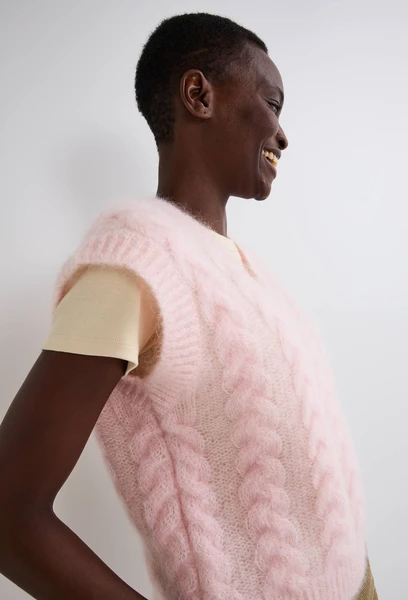Pull sans manches contenant du mohair