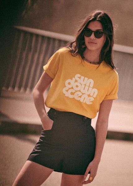 T-Shirt Sun Down Scene - Sézane x Maddy Nye - Moutarde / Ecru - Coton Biologique - Sézane