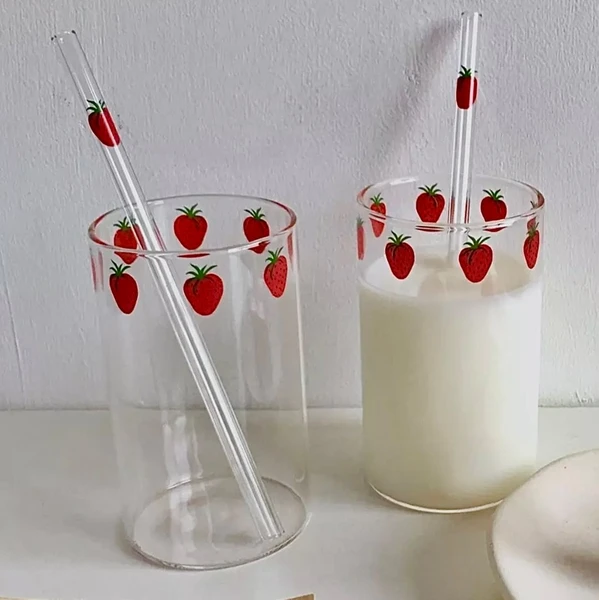 verre avec des fraise / manga NANA