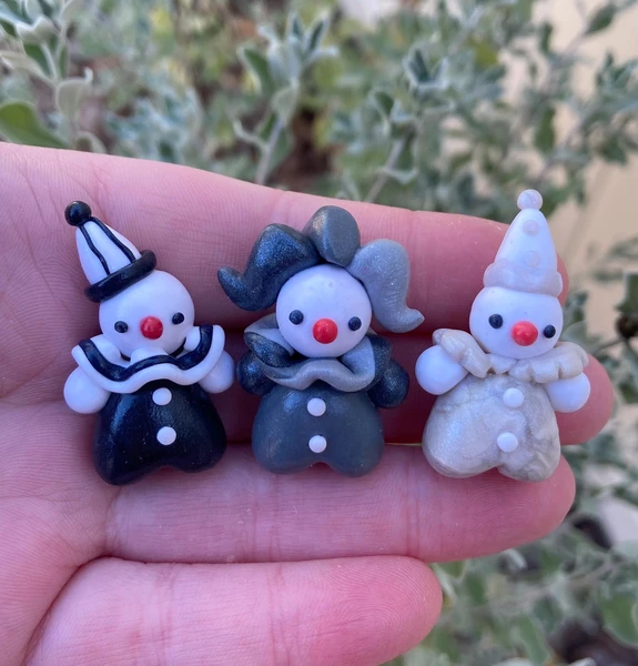 Figurine faite main de clown monochrome