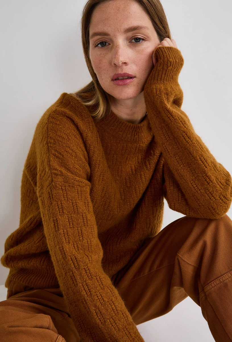 Pull col rond contenant de la laine
