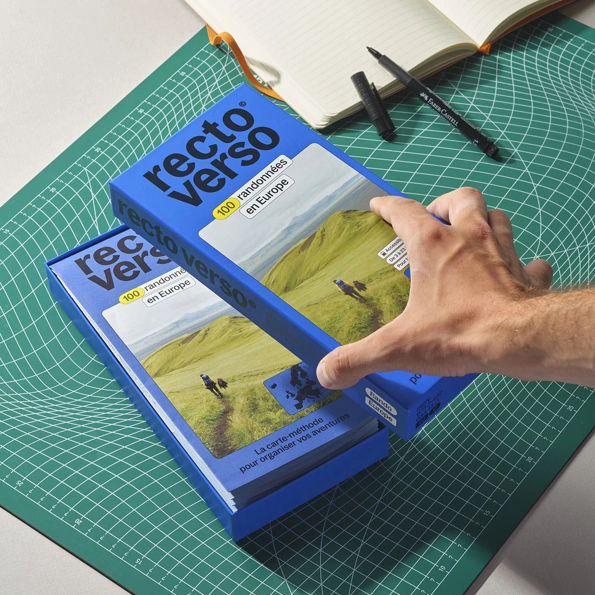 Coffret 100 randonnées en Europe – Guide complet & carte détaillée – Fabriqué en France par Les Others