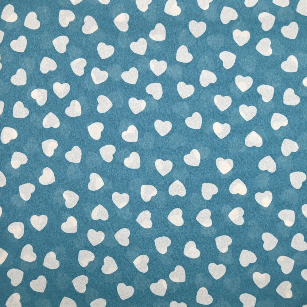 Mousseline de polyester imprimée coeur fond bleu