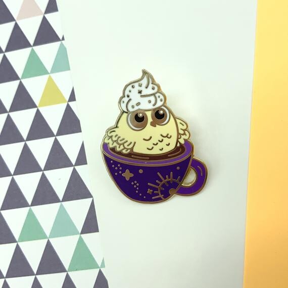 Pins Hibou chocolaté - Badge émaillé de hibou/chouette dans une tasse de chocolat