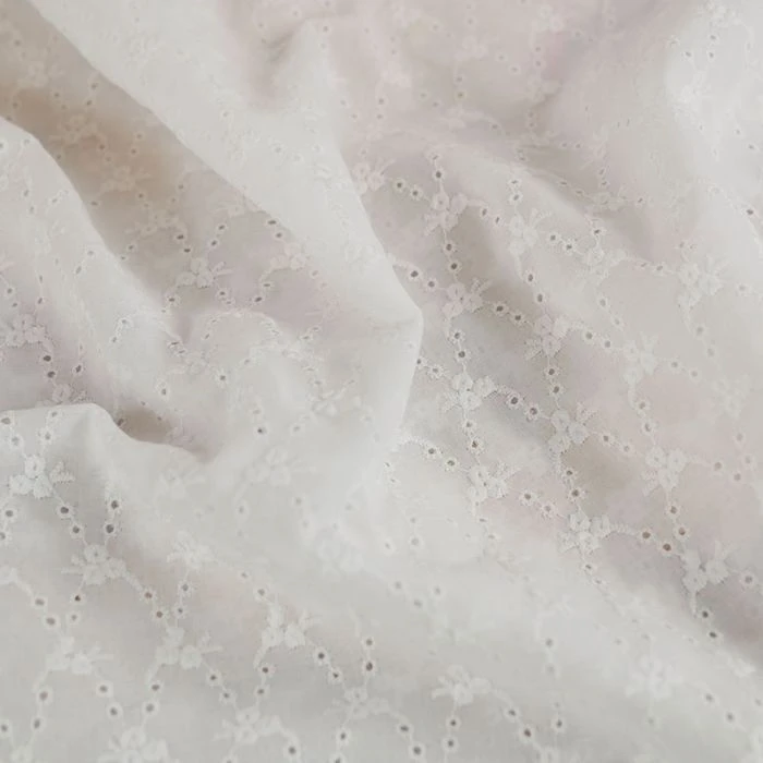 Tissu broderie anglaise fleurs roseraie - blanc cassé