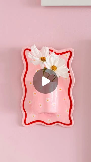 Lydia Rowley sur Instagram: "✨🌸 DIY WALL VASE 🌸✨
•
Wall vases are such a cute addition to a gallery wall and they’re actually pretty simple to make yourself!
•
I used air dry clay, acrylic paint and finished with UV resin! ✨
•
•
•
•
•
#clayplay #wallvase #clayvase #diyvase #clayartist #claysculptures #flowerdecor #flowerdecorations #claysculpture #claylove #recycleandplay #recyclemeplay #recycledhome #upcycledart #gallerywallinspo #diygirl #sustainablecraft #gallerywalldecor #gallerywallart"