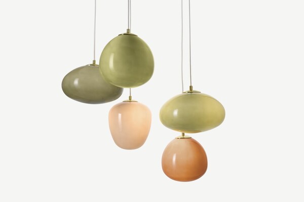 Adrianne, suspension multiple 5 ampoules en verre vert et laiton | MADE.com
