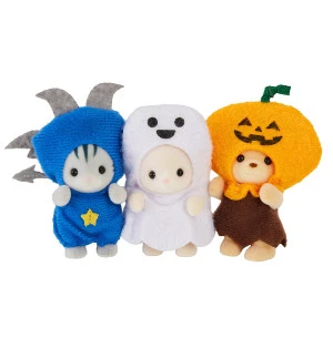 Le trio des bébés en costumes d’Halloween